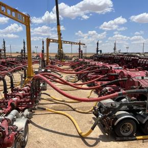 柔性压裂软管：创新安装实践与智能存储策略